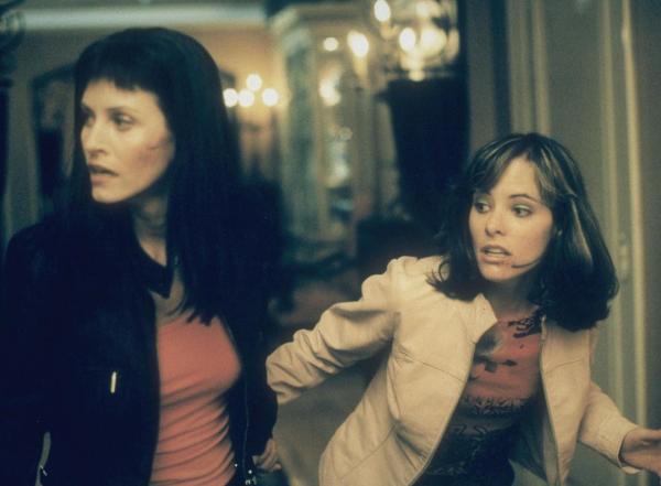 Bild 1 von 8: Gale Weathers (Courteney Cox, l.); Jennifer Jolie (Parker Posey, r.)