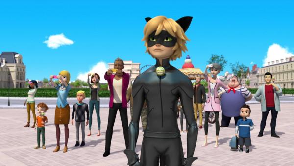 Bild 1 von 5: Nachdem sie Mr. Pigeon besiegt haben, werden Ladybug und Cat Noir mit einem mysteriösen Schurken konfrontiert, dem aus der Zukunft kommenden Timetagger. Dieser behauptet, dass er von Hawk Moth geschickt wurde, um sich Ladybugs und Cat Noirs Miraculous zu schnappen, bevor sie erwachsen und somit zu mächtig werden. Falls dies misslingt, soll e sie stattdessen in die Vergangenheit schicken. Bei der Auseinandersetzung mit Timetagger treffen Ladybug und Cat Noir auf Bunnyx, eine Superheldin, die auch aus der Zukunft kommt, um ihnen zu helfen. Werden die drei es schaffen, Timetagger zu besiegen?