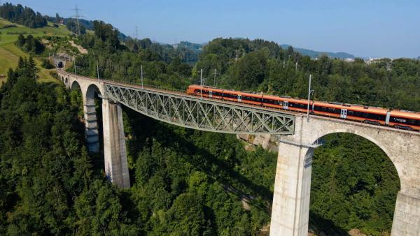 Bild 1 von 3: Der Voralpenexpress überquert bei St. Gallen die höchste Eisenbahnbrücke der Schweiz, das Sitter-Viadukt.
