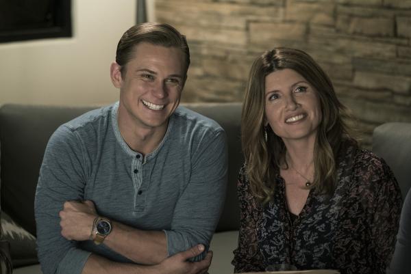 Bild 1 von 12: Ryan (Billy Magnussen, l.); Sarah (Sharon Horgan, r.)