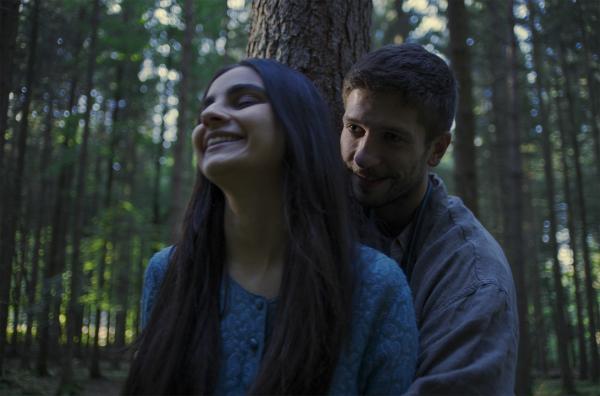 Bild 1 von 5: Die Treffen mit Yusuf (Slavko Popadic) verheimlicht Elaha (Bayan Layla) ihrer Familie.