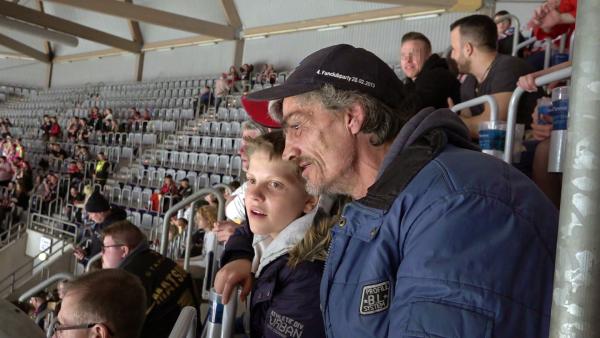 Bild 1 von 1: Für Dieter und seinen jüngsten Sohn Lars steht heute unterdessen ein sportlicher Ausflug an. Das Vater-Sohn-Duo zieht es zum Eishockey.