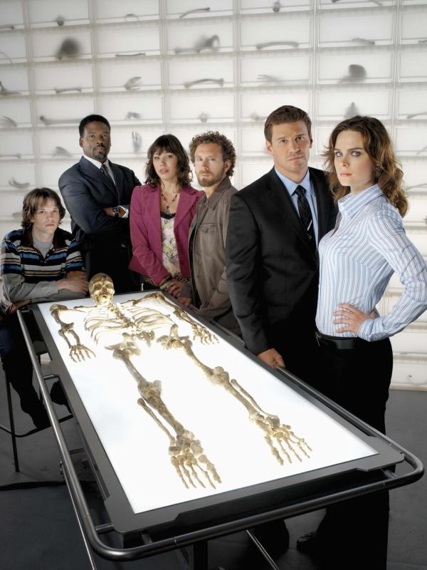 Bild 1 von 10: (1. Staffel) - (v.l.n.r.) Zack Addy (Eric Millegan); Dr. Goodman (Jonathan Adams); Angela Montenegro (Michaela Conlin); Dr. Hodgins (T.J. Thyne); Booth (David Boreanaz); Dr. Brennan (Emily Deschanel)