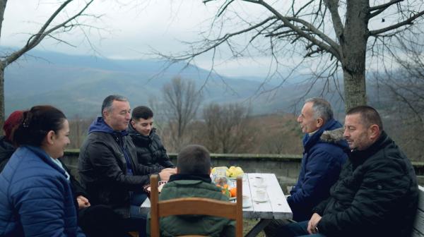 Bild 1 von 7: Die Familie sitzt beisammen und singt traditionelle albanische Lieder