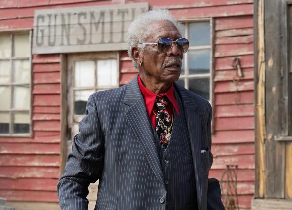 Bild 1 von 3: Der Mafia-Finanzier Reggie Fontaine (Morgan Freeman) schaut nach dem Rechten beim Western-Filmdreh.