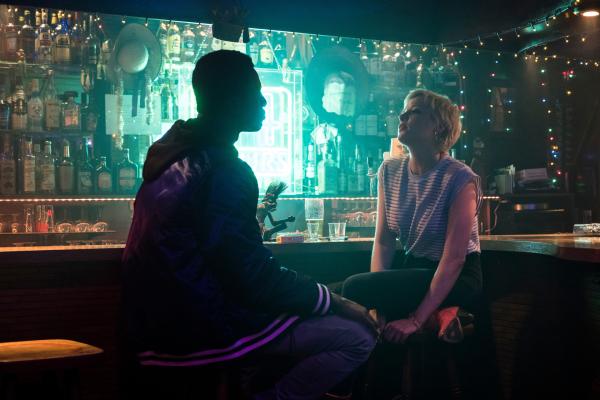 Bild 1 von 9: Francis (Welket Bungué) und Mieze (Jella Haase) kommen sich in einer Berliner Bar näher, nachdem sie gemeinsam an einem gewalttätigen Freier Miezes Rache genommen haben.