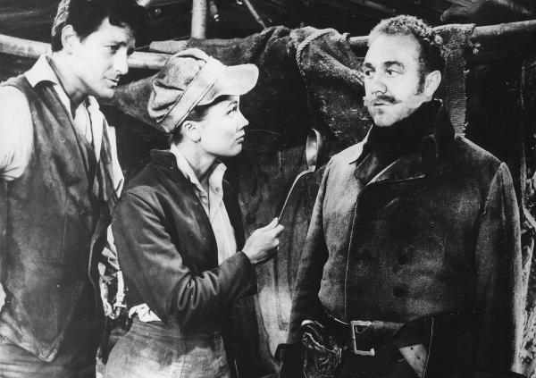 Bild 1 von 5: Der Räuberhauptmann (Carlos Thompson, links) beobachtet schmunzelnd, wie couragiert sich sein Bursche (Liselotte Pulver als Comtesse Franziska) gebärdet. Er ahnt längst, dass sich hinter dem jungen Mann eine Frau versteckt.