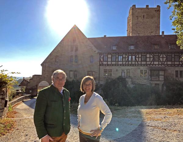 Bild 1 von 4: Erbgraf zu Neipperg mit Moderatorin Annette Krause vor der Burg Neipperg.