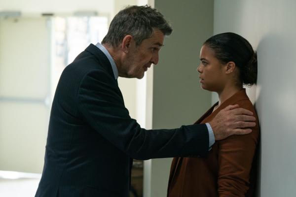 Bild 1 von 7: Kevin Tagg (Rupert Everett, l.); Sara Beckham (Lydia West, r.)