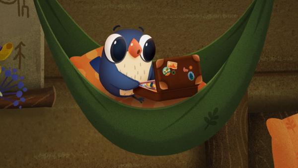 Bild 1 von 1: Martin schaut sich die Schätze an, die er aus dem Sturm retten und mitnehmen konnte.© KiKA/Sixteen South & Letko - Honorarfreie Verwendung gemäß AGB im redaktionellen Zusammenhang mit genannter Sendung bei Nennung \