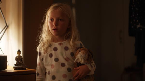 Bild 1 von 3: Vilda (Sofia Sittnikow) kann nicht einschlafen. Sie hat so viele Ideen: Auf dem Bett hüpfen, etwas trinken, Pipi machen gehen.