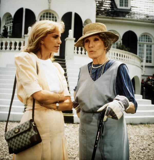 Bild 1 von 1: Im Bild: Martin, dem Sohn der Journalistin Carina de Angelis (Sidney Rome) ist nur mit einer kostspieligen Operation zu helfen. Um die Reise nach Amerika finanzieren zu können, bittet sie Herta Gräfin von Guldenburg (Brigitte Horney) um ihre Hilfe.