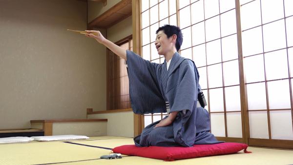 Bild 1 von 3: Ryuji übt fast täglich für den großen Rakugo-Wettkampf, an dem er bald teilnehmen wird.