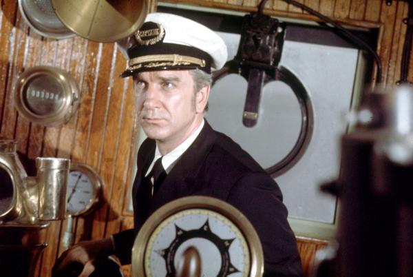 Bild 1 von 3: Captain (Leslie Nielsen)