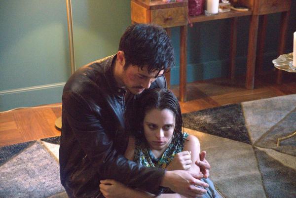 Bild 1 von 8: Morgan Ganes (Henry Golding, l.); Sophie (Daniela Melchior, r.)