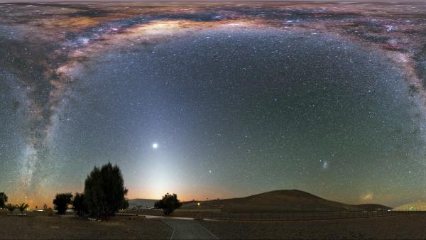 Bild 1 von 3: Am dunklen Nachthimmel sind die Milliarden Sterne der Milchstraße gut erkennbar. Doch eine Lichtverschmutzung, verursacht durch viele künstliche Lichtquellen, gefährdet die Sichtbarkeit der Galaxis.