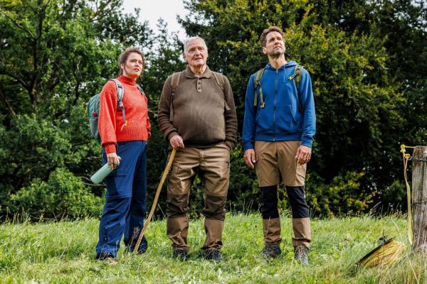 Bild 1 von 17: (v.l.n.r.) Isabella Kroiß (Diane Willems); Georg Kroiß (Christian Hoening); Fabian Kroiß (Oliver Franck)