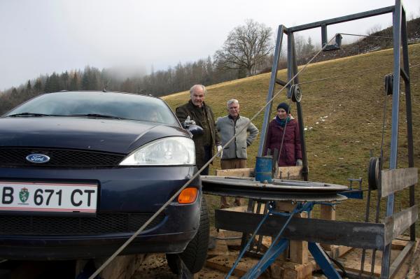 Bild 1 von 12: Franz Marthaler (Heinz Marecek, M.) und Peter Herbrechter (Michael König, l.) haben für den Rettungseinsatz einen außergewöhnlichen, aber zweckmäßigen Plan. Dr. Verena Auerbach (Gundula Niemeyer, r.) ist skeptisch.