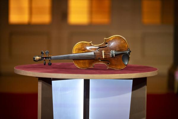 Bild 1 von 7: Die Geige von 1941 hat einen dunklen Klang und ein Porträt des Geigenbauers.