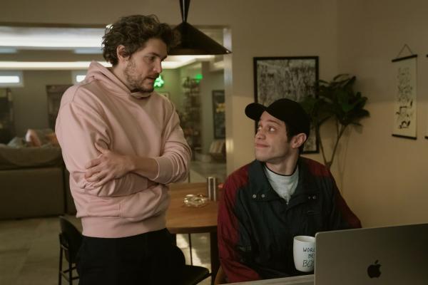 Bild 1 von 1: Evan (Philip Ettinger, l.) und Pete (Pete Davidso, r.) diskutieren, wie Petes Karriere weitergeht.