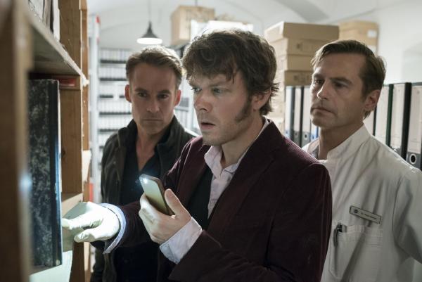 Bild 1 von 6: (v.l.n.r.) Jan Maybach (Marco Girnth); Tom Kowalski (Steffen Schroeder); Dr. Peter Richter (Rainer Frank)