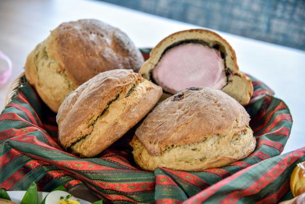 Bild 1 von 15: Das selbst gebackene Osterbrot mit Schinken von Maria Daxböck aus dem Pielachtal.