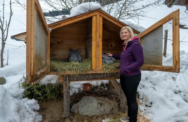 Bild 1 von 9: Hohe Gipfel, weiße Berge, blauer Himmel, kolossales Panorama: In der kalten Jahreszeit erlebt man die Alpen kaum wo grandioser als im Gasteinertal. Vom Stubnerkogel nach Norden blickt man in einen winterlichen Talkessel und fühlt sich über alle Dinge des Lebens erhaben. Wolfgang Niedermair hat die Region für diese Produktion in Heimat Österreich mit der Kamera besucht und erzählt, wie die Leute von hier über den Wechsel der Jahreszeiten denken. Die alte bergbäuerliche Gemeinschaft ist hier noch über weite Strecken intakt, man kennt sich, man hilft sich und man feiert nachher auch gemeinsam. Im Bild: Bäuerin zeigt ihre \