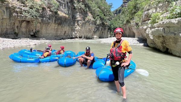 Bild 1 von 4: Rafting in wilder Natur: Alma bietet Touren durch den Osum Canyon in der Nähe von Berat.