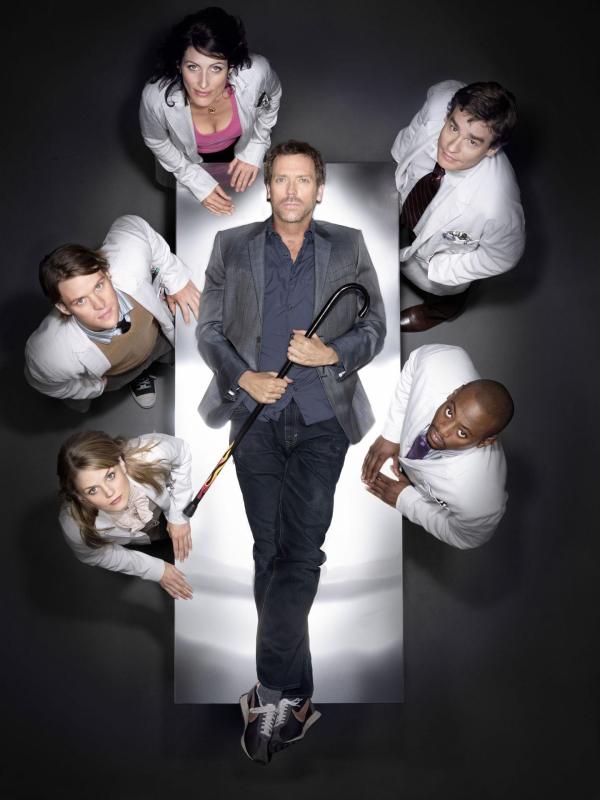 Bild 1 von 21: (4. Staffel) - (v.l. im Uhrzeigersinn) Dr. Allison Cameron (Jennifer Morrison), Dr. Robert Chase (Jesse Spencer), Dr. Lisa Cuddy (Lisa Edelstein), Dr. James Wilson (Robert Sean Leonard) und Dr. Eric Foreman (Omar Epps) haben es nicht immer leicht mit Dr. Gregory House (Hugh Laurie) ...