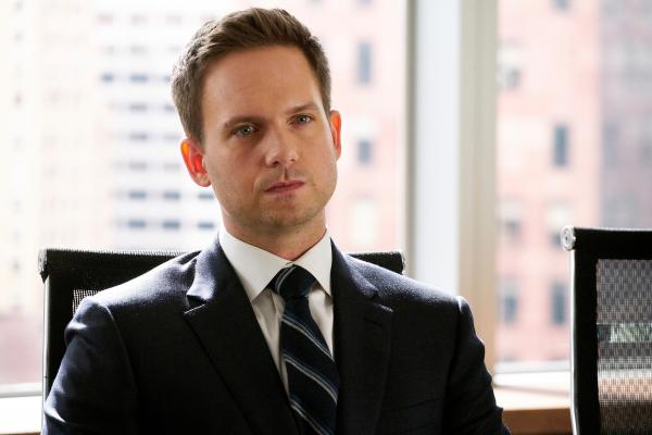 Bild 1 von 2: Mike (Patrick J. Adams) hat sich weiter professionalisiert. Während er anfangs als Anwalt stark von seinem Idealismus getrieben war, ist er nun in der Lage,  moralische Bedenken beiseite zu lassen, um einen Fall zu gewinnen.
