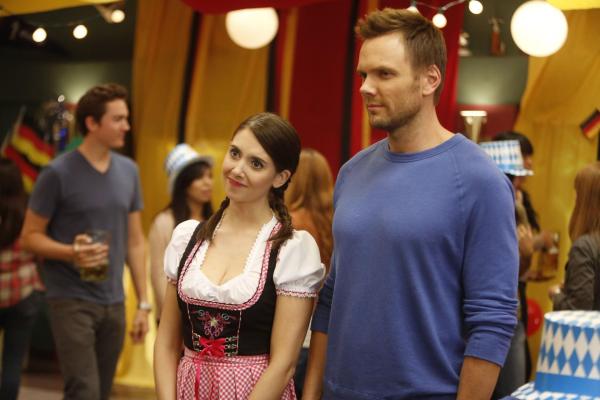 Bild 1 von 20: Deutsche Studenten belegen ausgerechnet den Raum, in dem die Lerngruppe seit Jahren gemeinsam studiert. Jeff (Joel McHale, r.) und Annie Edison (Alison Brie, l.) wollen dem nun ein Ende setzen ...