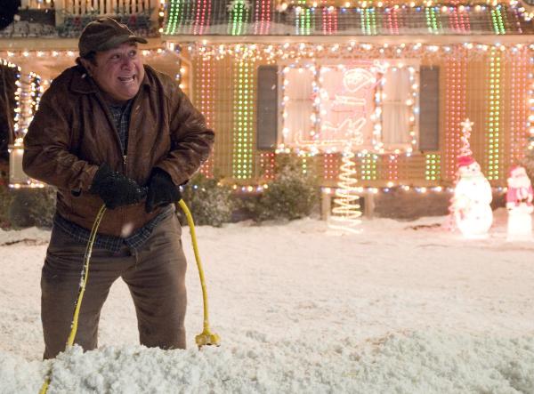 Bild 1 von 4: Buddy (Danny DeVito) hat sein Haus wie im Rausch mit Weihnachtslichtern übersäht.