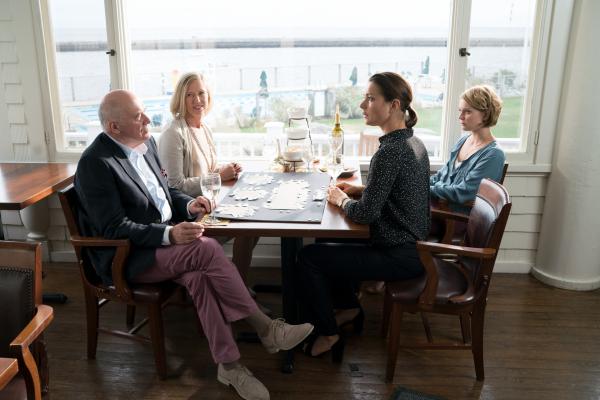Bild 1 von 15: Paula (Henriette Richter-Röhl, 2.v.r.) und Emily (Nadja Bobyleva, r.) informieren Douglas (Hanns Zischler, l.) und Linda (Petra Zieser, 2.v.l.), dass die geplante Hochzeit ausfällt.