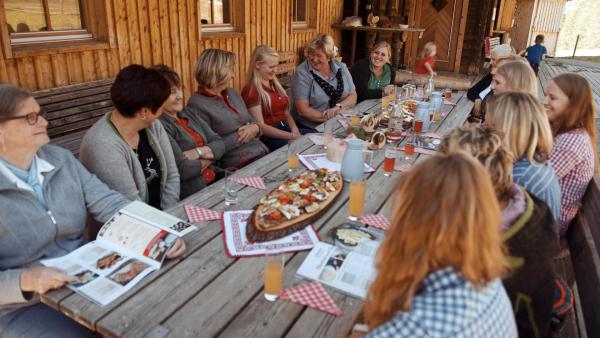 Bild 1 von 10: Im Bild: Bäuerinnen-Stammtisch vor der Huaba Hittn auf der Gerlitzen Alpe.
