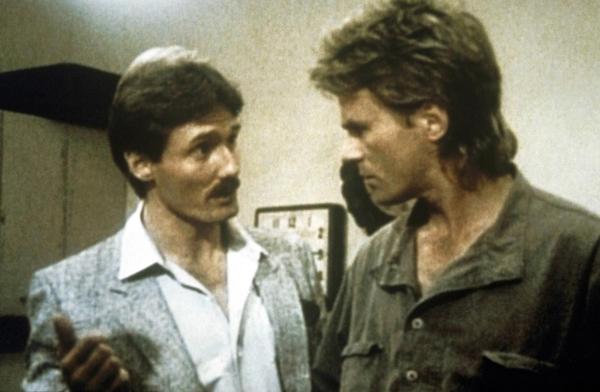 Bild 1 von 9: MacGyver (Richard Dean Anderson, r.) und Thornton sind dem international gesuchten Killer Piedro (Anthony DeLongis, l.) auf der Spur.