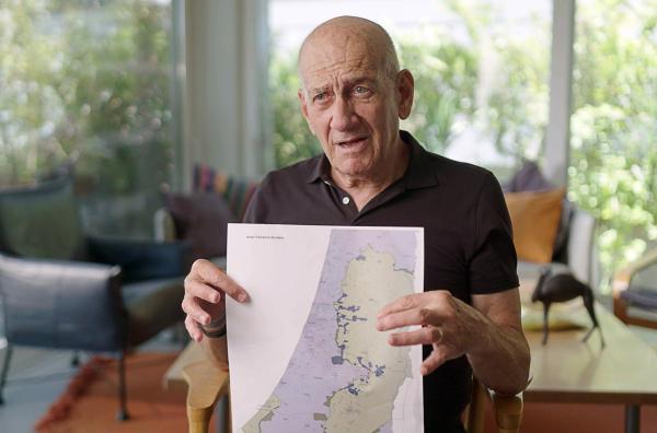Bild 1 von 1: Zum ersten Mal zeigt Ehud Olmert (im Bild), ehemaliger Ministerpräsident Israels (2006-2009), öffentlich die Verhandlungskarte von 2008, die Mahmud Abbas, dem damaligen Präsidenten der Palästinensischen Autonomiebehörde, vorgelegt wurde.