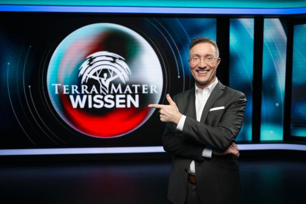 Bild 1 von 2: Portrait von Gernot Grömer während Servus TVs Terra Mater Wissen im Terra Mater Wissen Studio in Salzburg  am 9. Februar 2024.
