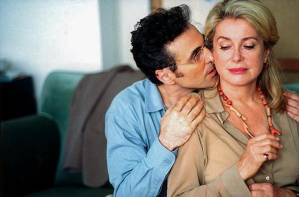 Bild 1 von 4: Catherine Deneuve und Gilbert Melki im Film ?Changing Times? (?Les temps qui changent?, 2004) von André Téchiné