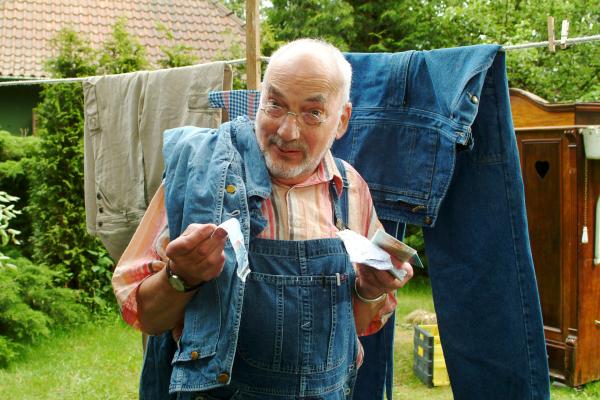 Bild 1 von 6: Nun hat Peter (Peter Lustig) doch glatt einen Geldschein, seinen Ausweis und andere Papiere beim Waschen in der Latzhose vergessen. Wie gut, dass Geldscheine aus wasserfestem Papier bestehen!