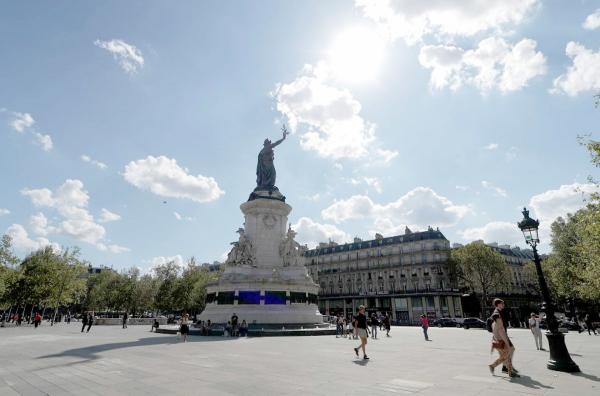 Bild 1 von 3: Der Pariser Place de la République: Das berühmte Monument in der Mitte macht den Platz unverkennbar.