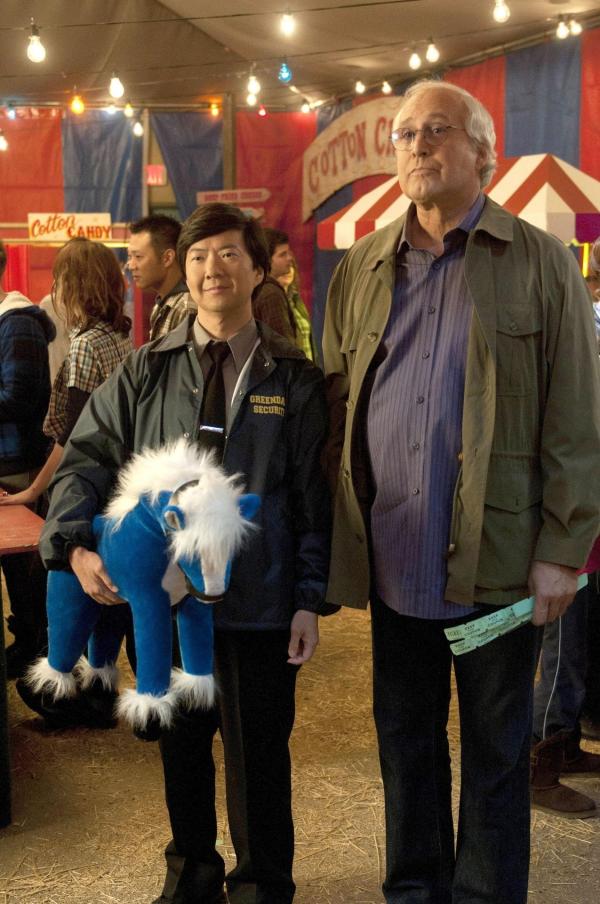 Bild 1 von 12: Ben Chang (Ken Jeong, l.); Pierce Hawthorne (Chevy Chase, r.)