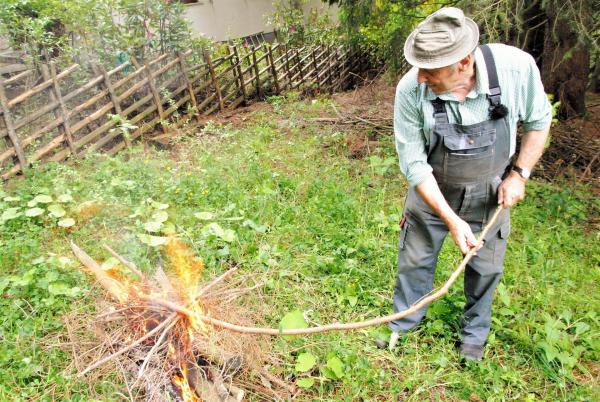 Bild 1 von 7: Im Bild: Bergbauer Pletz, St. Wolfgang, Steiermark, Holzzaunreparatur.