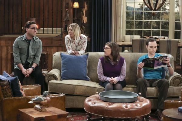 Bild 1 von 10: Leonard (Johnny Galecki, l.), Penny (Kaley Cuoco, 2.v.l.), Amy (Mayim Bialik, 2.v.r.) und Sheldon (Jim Parsons, r.) beschließen, übers Wochenende ins Grüne zu fahren. Doch als der Regen sie zwingt, in der Hütte zu verharren, kommt es zu Streitigkeiten ...