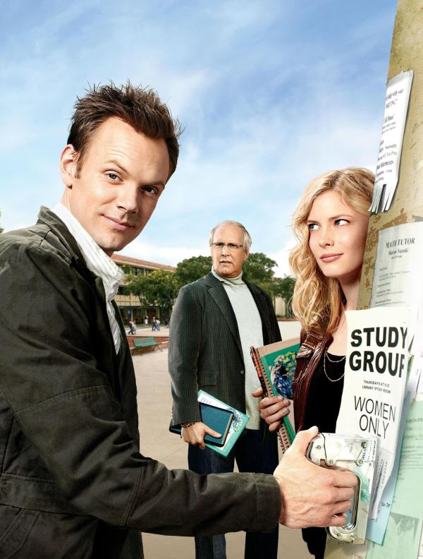 Bild 1 von 25: (1. Staffel) - Community: Jeff Winger (Joel McHale, l.), Pierce (Chevy Chase, M.) und Britta (Gillian Jacobs, r.) ...