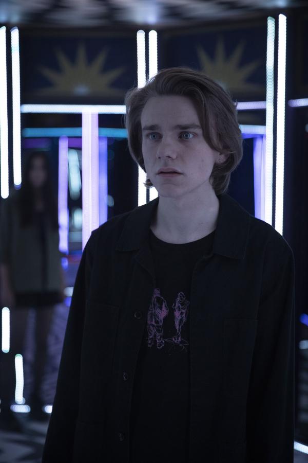 Bild 1 von 4: Chester (Henry Strand) und Violetta (Hannah Ogawa) im Spiegellabyrinth.