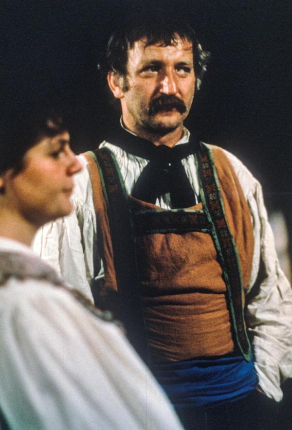 Bild 1 von 6: Im Bild: Hell empört sind die Magd Christl und der Knecht Franz, als der Bauer ihre Sachen nach Tonis verschwundener Talerbüchse durchsuchen will. Gabi Baumann (Christl), Helfried Edlinger (Franz).