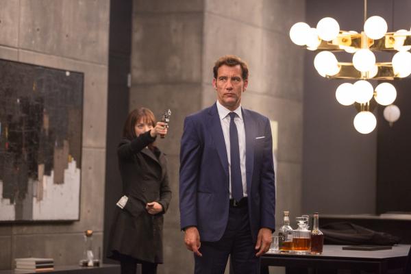 Bild 1 von 13: Anon (Amanda Seyfried) wehrt sich dagegen, von Sal (Clive Owen) verhaftet zu werden und behauptet, unschuldig zu sein.