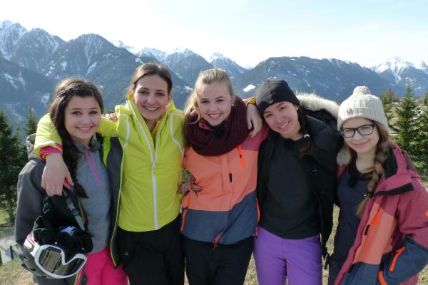 Bild 1 von 3: Ohne Eltern in den Schnee: V.li: Leona, Clara, Cora, Lilly und Farina