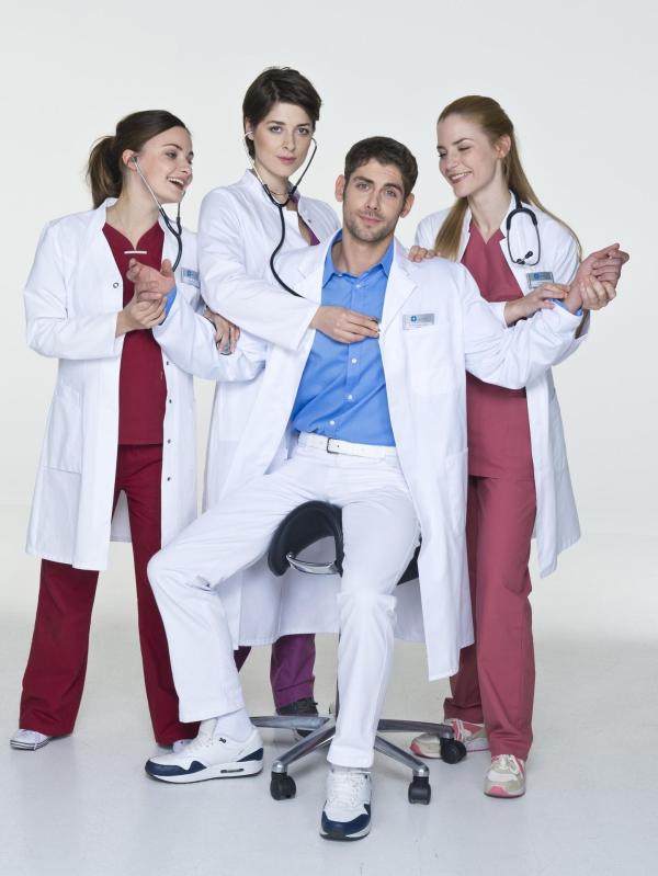 Bild 1 von 7: (v.l.n.r.) Annika Rösler (Paula Schramm); Dr. Theresa Koshka (Katharina Nesytowa); Dr. Niklas Ahrend (Roy Peter Link); Julia Berger (Mirka Pigulla)