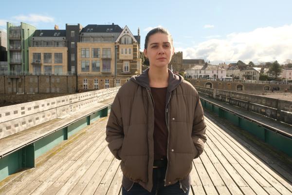 Bild 1 von 6: Ingrid (Emma Appleton) sucht den Ort auf, an dem sich Emma Seaton angeblich ins Meer stürzte.